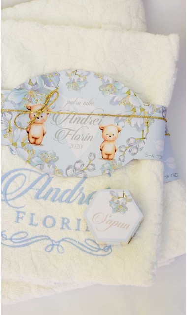 Trusou de botez cu eucalipt si ursuleti pe fundal bleu mint Little Blue Bear 7